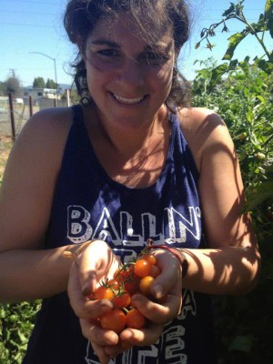 Through UC Berkeley’s Alternative Breaks program, Hinman volunteered at the community garden at the Alameda Point Collaborative, a supportive housing community that helps families break the cycle of homelessness and poverty. 